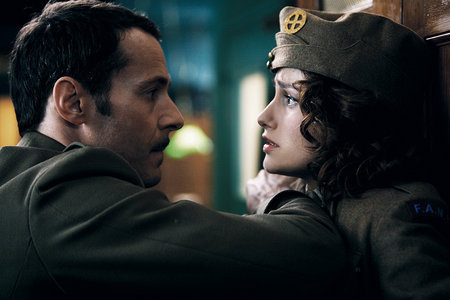 Marie Gillain and Julien Boisselier in Les femmes de l'ombre (2008)