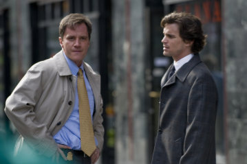 Still of Matt Bomer and Tim DeKay in Aferistas (2009)