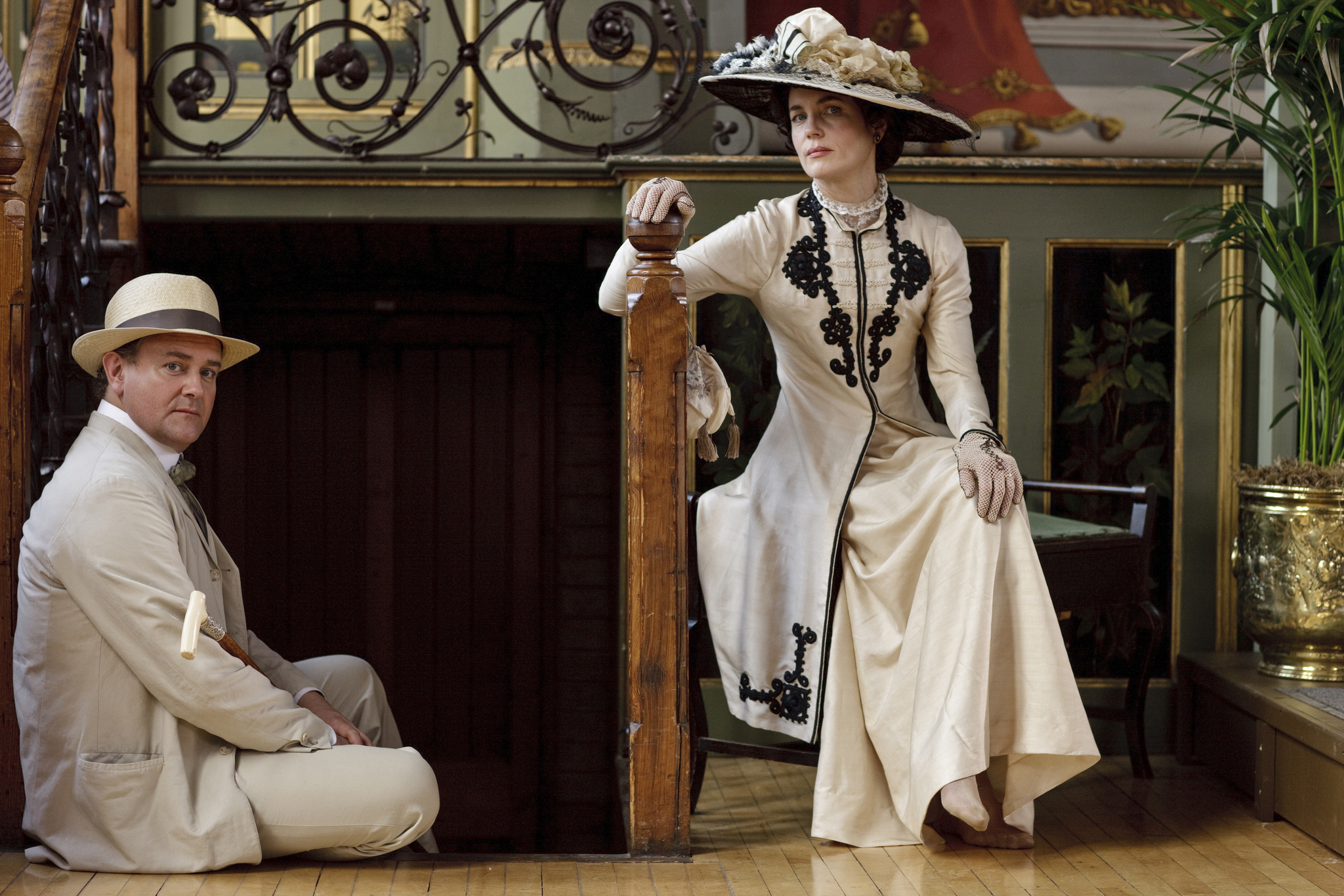 Still of Elizabeth McGovern and Hugh Bonneville in Downton Abbey (2010)