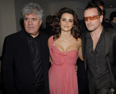 Pedro Almodóvar, Penélope Cruz and Bono at event of Volver (2006)