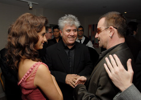 Pedro Almodóvar, Penélope Cruz and Bono at event of Volver (2006)