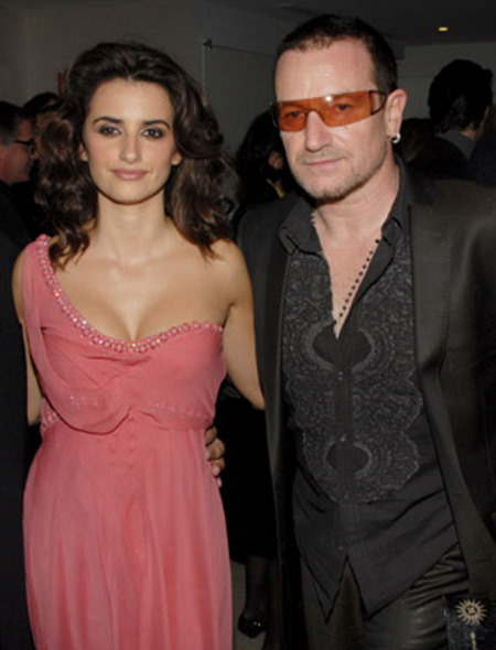 Penélope Cruz and Bono at event of Volver (2006)