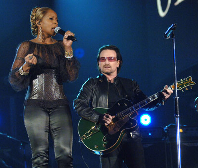 Mary J. Blige and Bono at event of The 48th Annual Grammy Awards (2006)