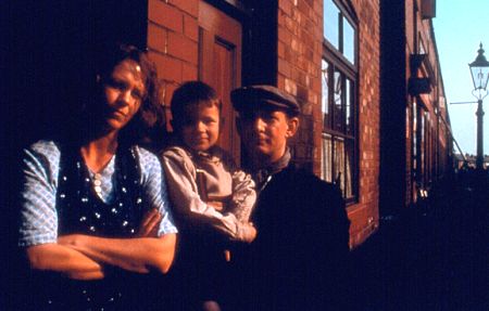 Still of Ian Hart, Claire Hackett and Anthony Borrows in Liam (2000)