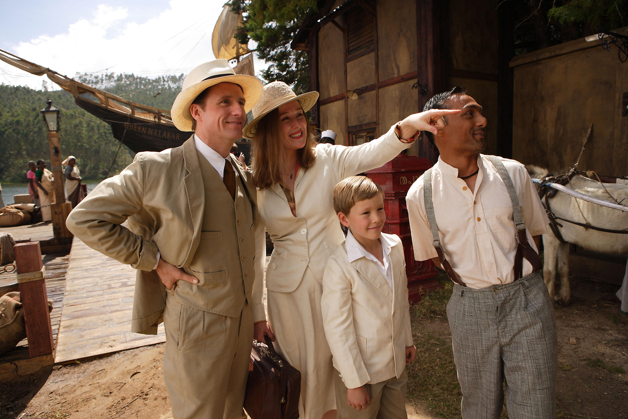 Still of Jennifer Ehle, Rahul Bose, Linus Roache and Leopold Benedict in Before the Rains (2007)