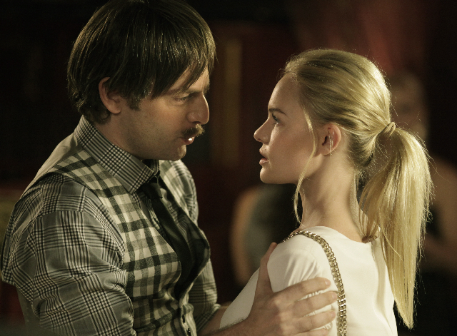 Still of Justin Kirk and Kate Bosworth in L!fe Happens (2011)