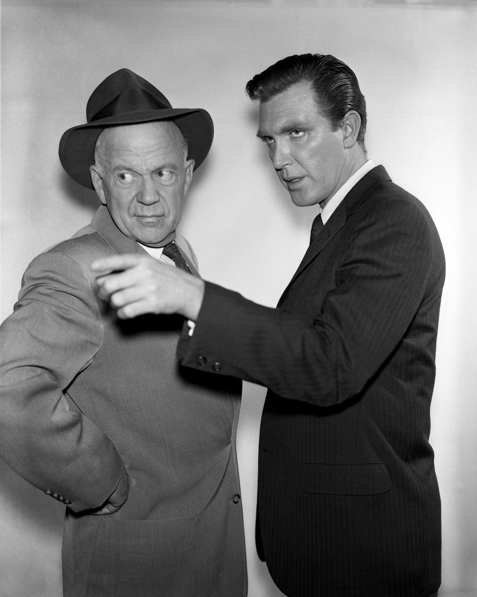 Still of Willis Bouchey and Robert Lansing in 87th Precinct (1961)