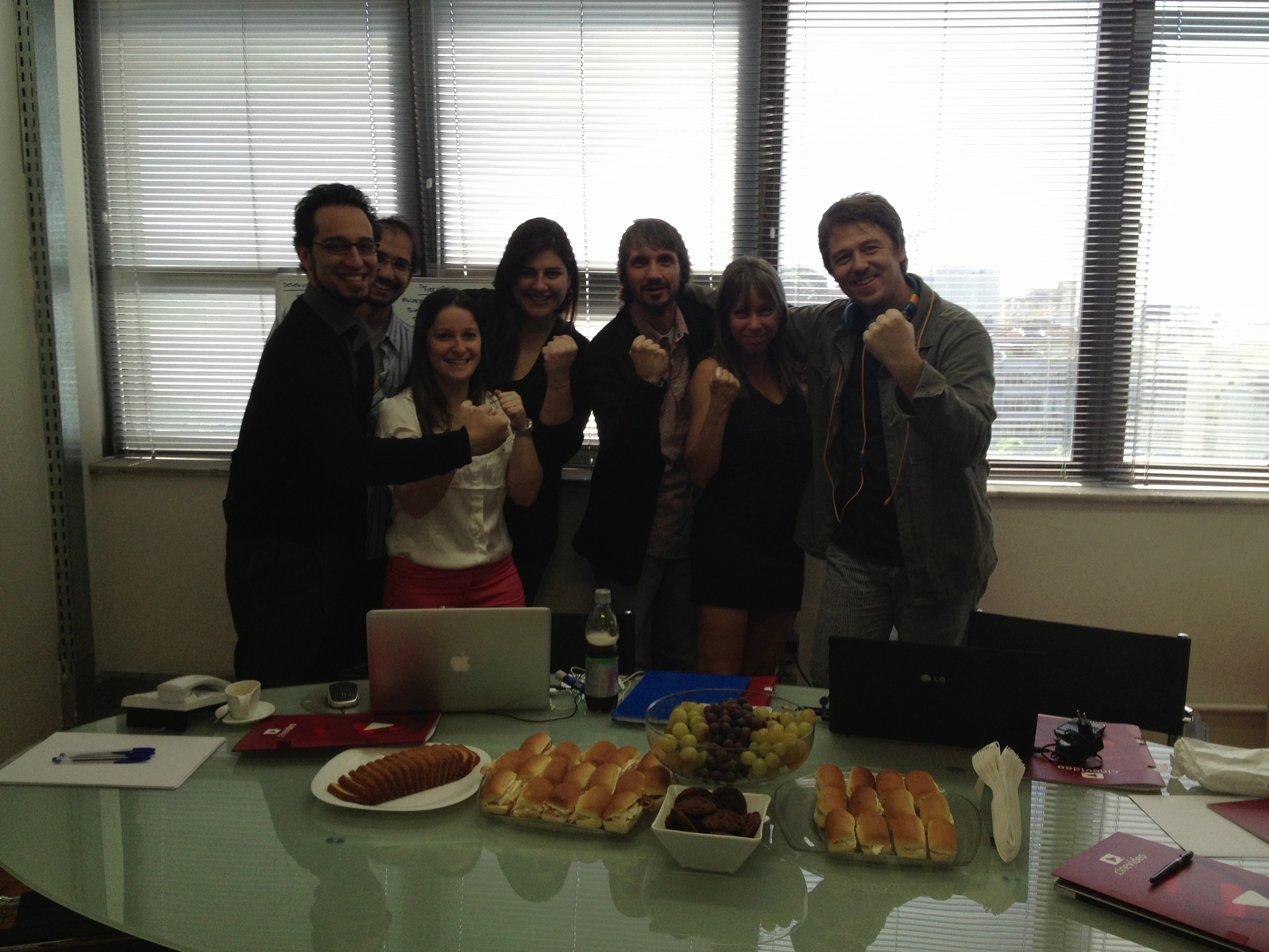 Celebrating the highest ever ratings in the history of The History Channel in Brazil for O INFILTRADO. (April 2013)