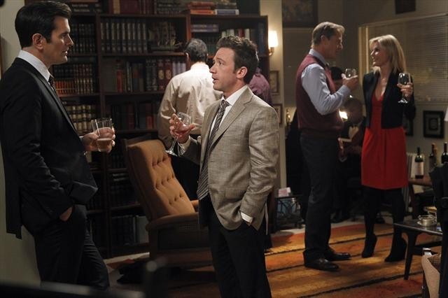 Still of Maxwell Caulfield, David Faustino, Julie Bowen and Ty Burrell in Moderni seima: Bad Hair Day (2013)