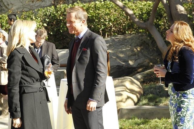 Still of Maxwell Caulfield, Julie Bowen and Annie Mumolo in Moderni seima: Bad Hair Day (2013)