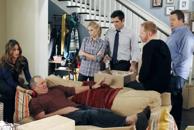 Still of Sofía Vergara, Julie Bowen, Ty Burrell, Jesse Tyler Ferguson, Ed O'Neill and Eric Stonestreet in Moderni seima (2009)