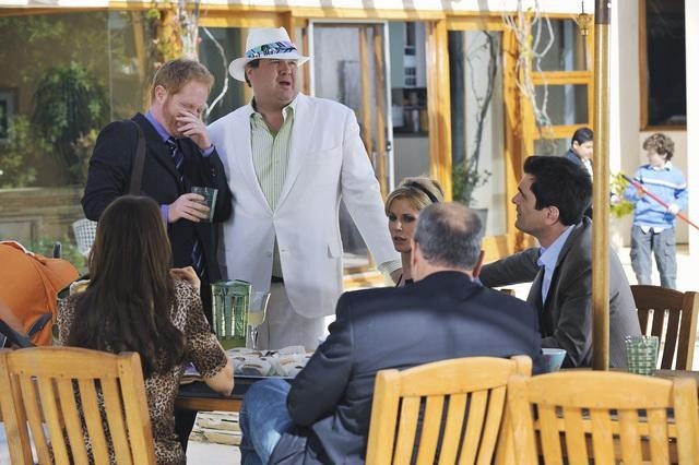 Still of Julie Bowen, Ty Burrell, Jesse Tyler Ferguson and Eric Stonestreet in Moderni seima (2009)