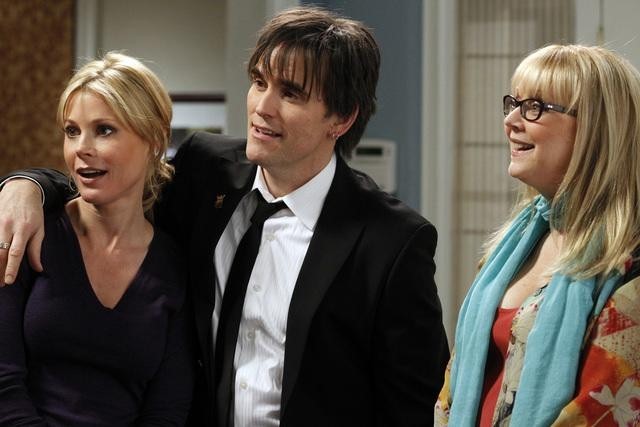 Still of Matt Dillon, Shelley Long and Julie Bowen in Moderni seima (2009)