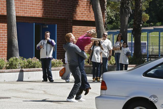 Still of Julie Bowen and Jesse Tyler Ferguson in Moderni seima (2009)