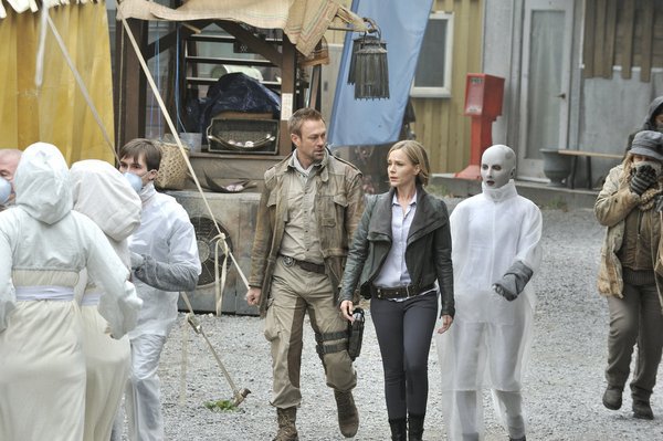 Still of Julie Benz, Grant Bowler and Trenna Keating in Defiance (2013)