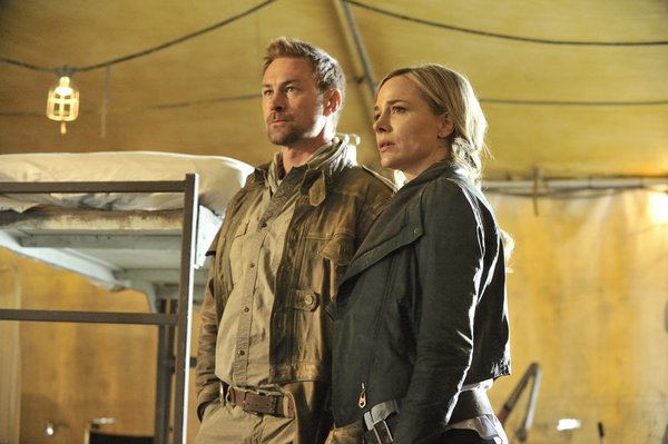 Still of Julie Benz and Grant Bowler in Defiance (2013)