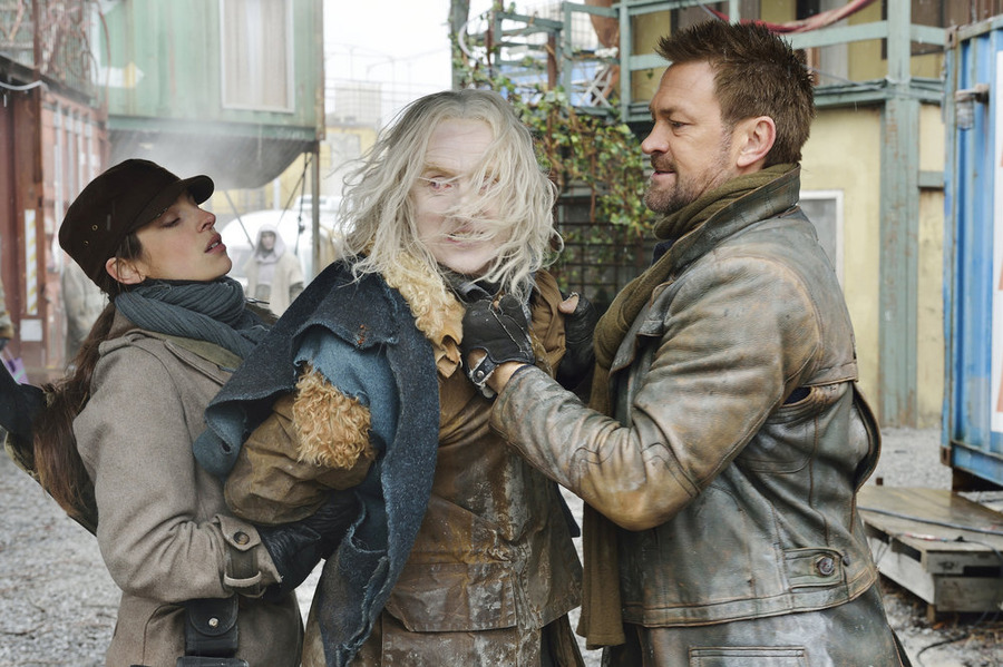 Still of Grant Bowler, Tony Curran and Anna Hopkins in Defiance (2013)