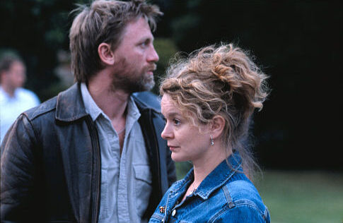 Still of Cathryn Bradshaw and Daniel Craig in The Mother (2003)