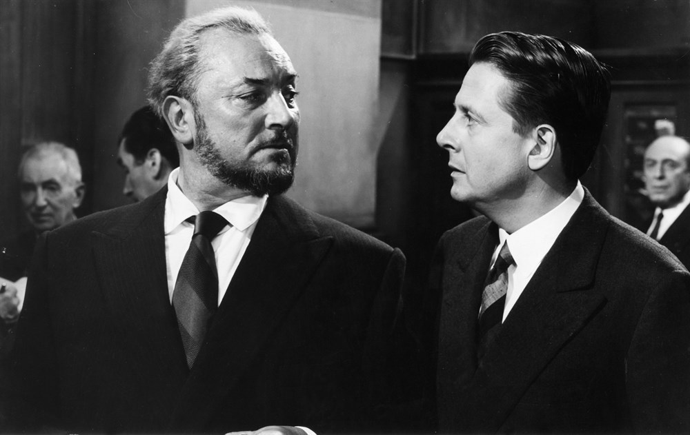 Still of Pierre Brasseur and Jean Desailly in Les grandes familles (1958)