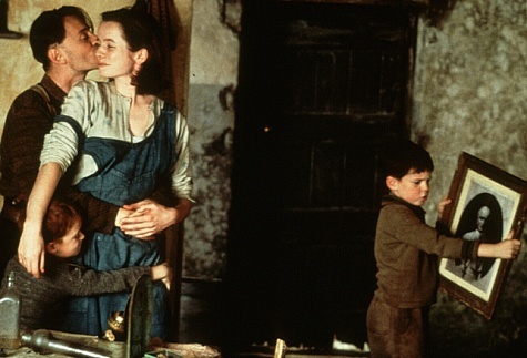 Still of Robert Carlyle, Emily Watson and Joe Breen in Angela's Ashes (1999)