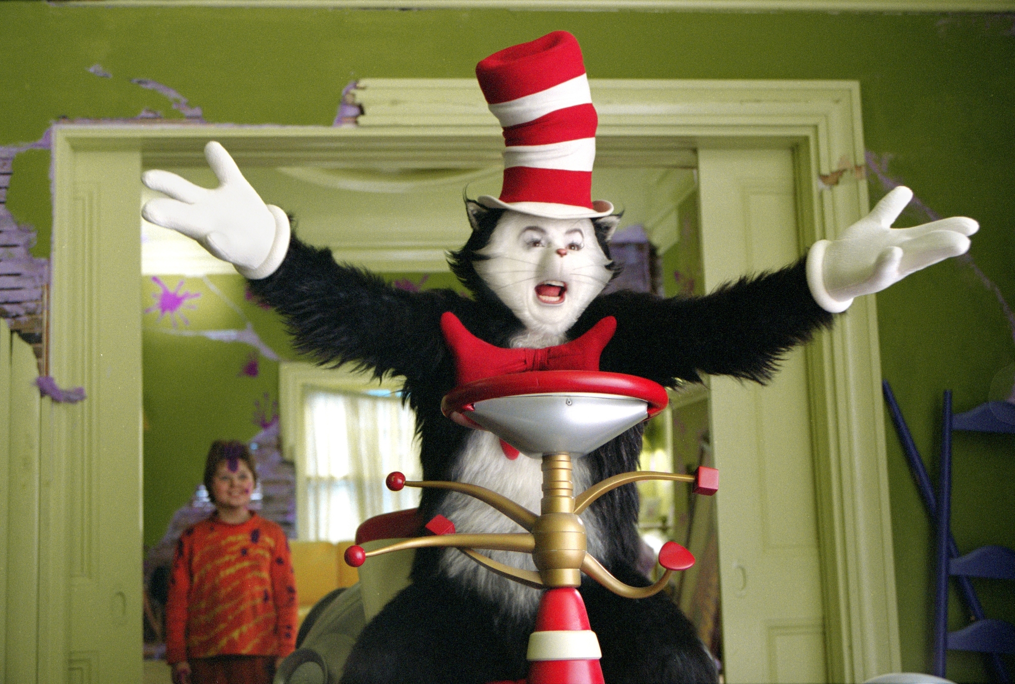 Still of Mike Myers and Spencer Breslin in Dr. Seuss' The Cat in the Hat (2003)