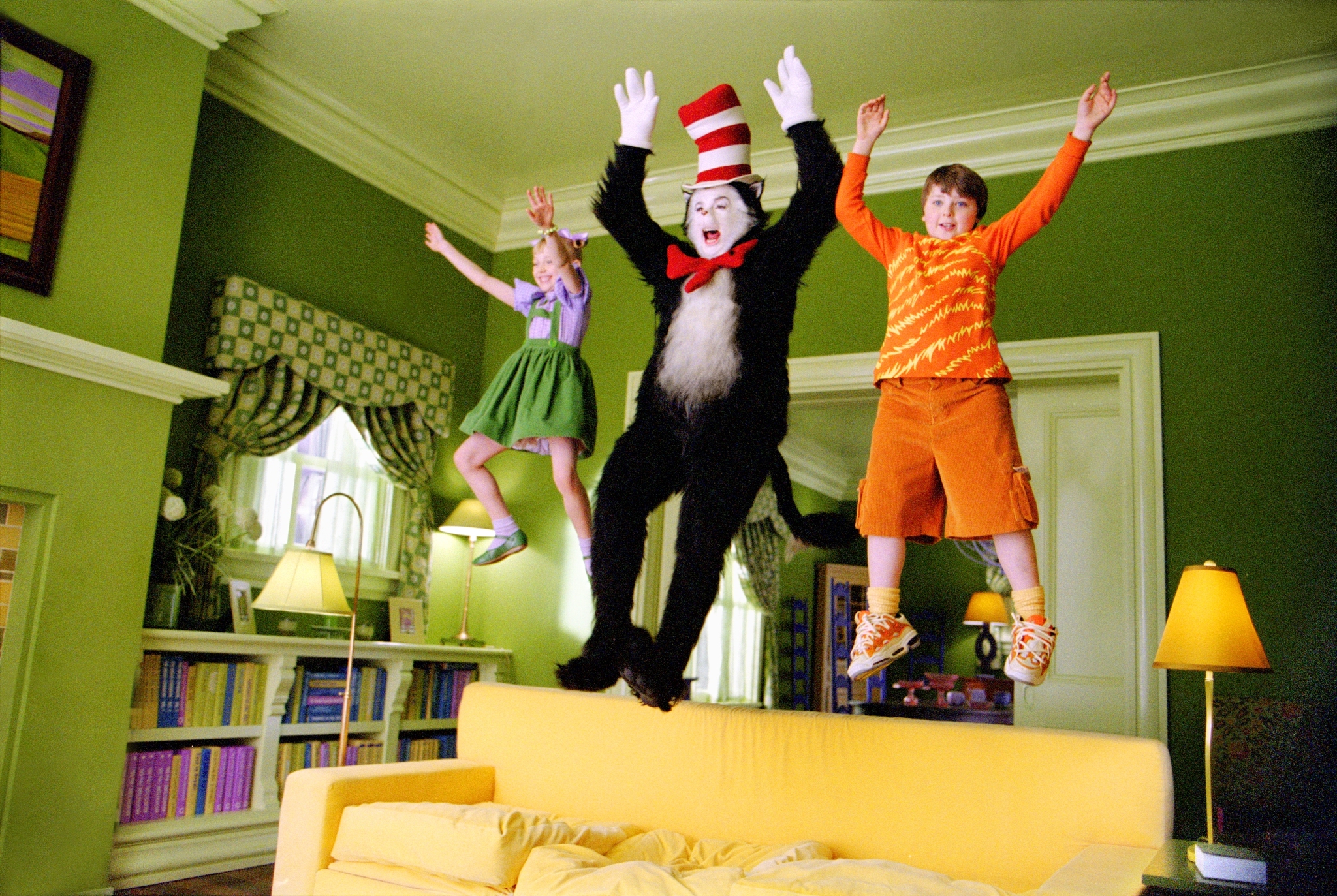 Still of Mike Myers, Spencer Breslin and Dakota Fanning in Dr. Seuss' The Cat in the Hat (2003)