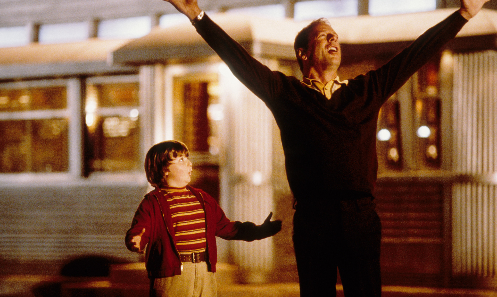 Still of Bruce Willis and Spencer Breslin in The Kid (2000)