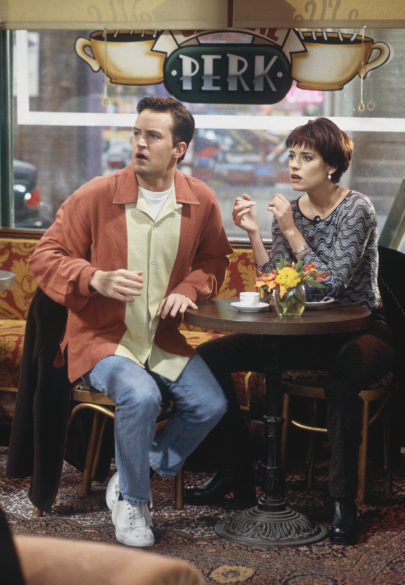 Still of Matthew Perry and Paget Brewster in Draugai (1994)