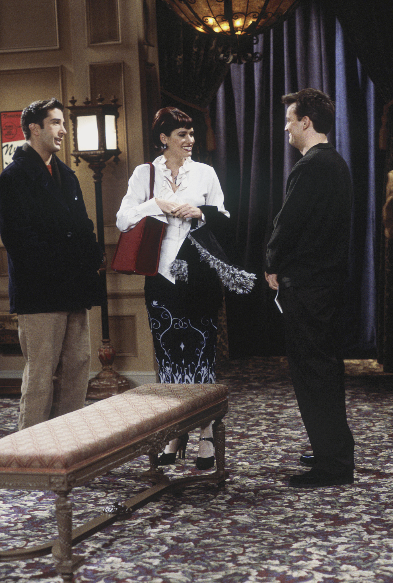 Still of Matthew Perry, David Schwimmer and Paget Brewster in Draugai (1994)
