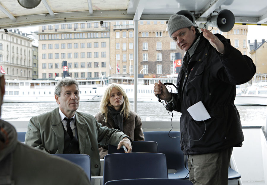 Johan Brisinger directs Tchéky Karyo and Izabella Scorupco on the set of ÄNGLAVAKT (Among Us).