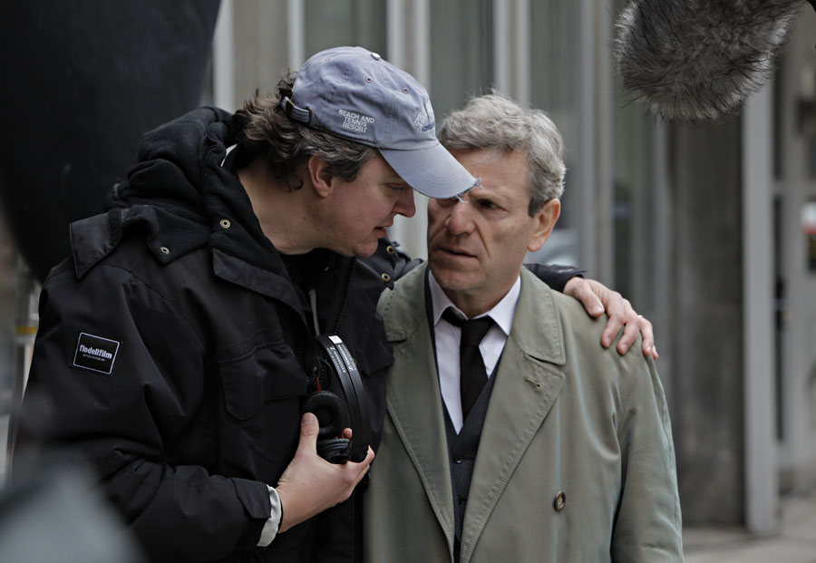Johan Brisinger directs Tchéky Karyo on the set of ÄNGLAVAKT (Among Us).