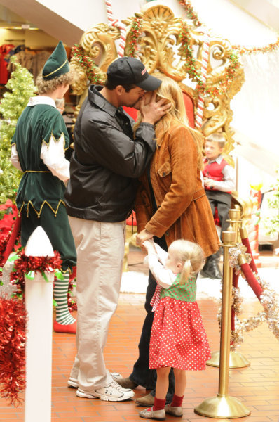 Still of Connie Britton, Kyle Chandler and Madilyn Landry in Friday Night Lights (2006)