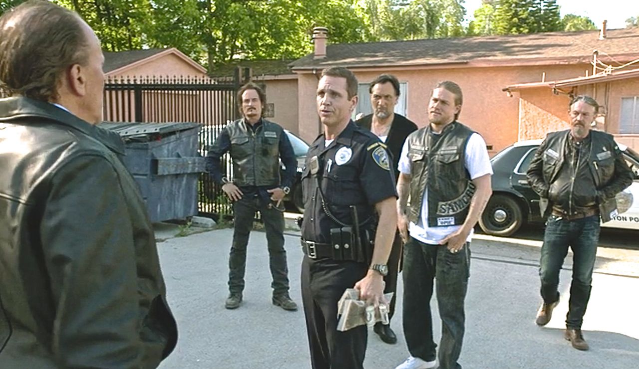Peter Weller, Kim Coates, Andre Brooks, Jimmy Smits, Charlie Hunnam, Tommy Flanagan -still from Sons Of Anarchy
