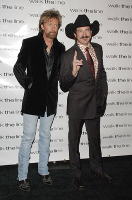 Kix Brooks and Ronnie Dunn at event of Ties jausmu riba (2005)