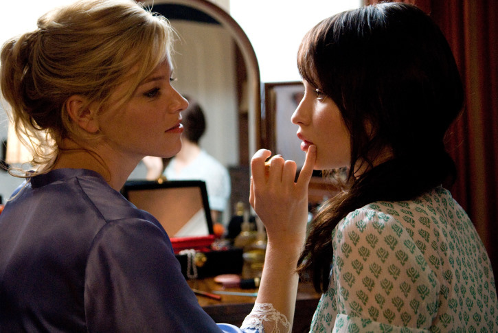 Still of Elizabeth Banks and Emily Browning in Nekviesti sveciai (2009)