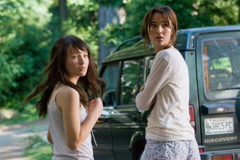 Still of Emily Browning and Arielle Kebbel in Nekviesti sveciai (2009)