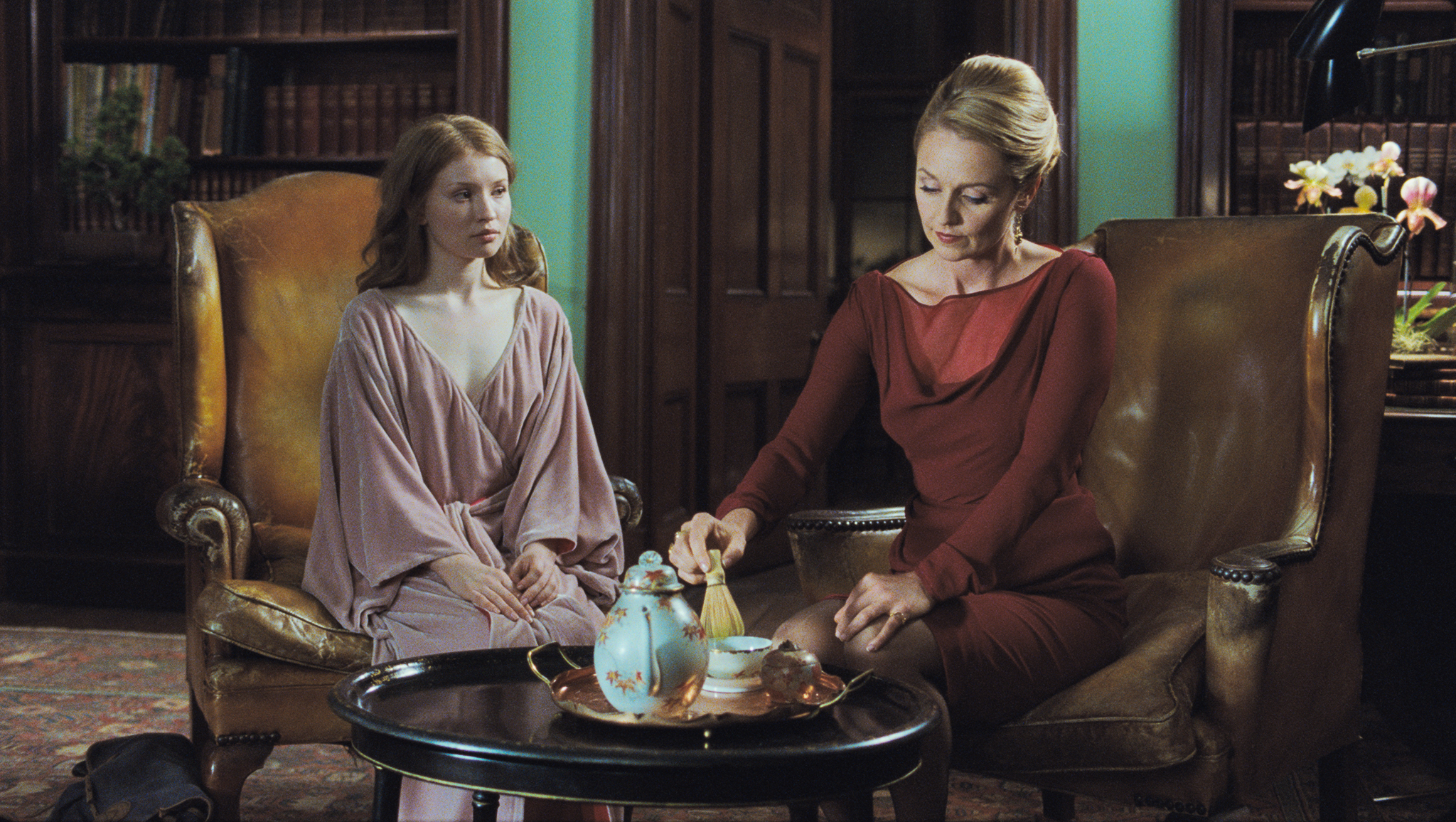 Still of Rachael Blake and Emily Browning in Miegancioji grazuole (2011)