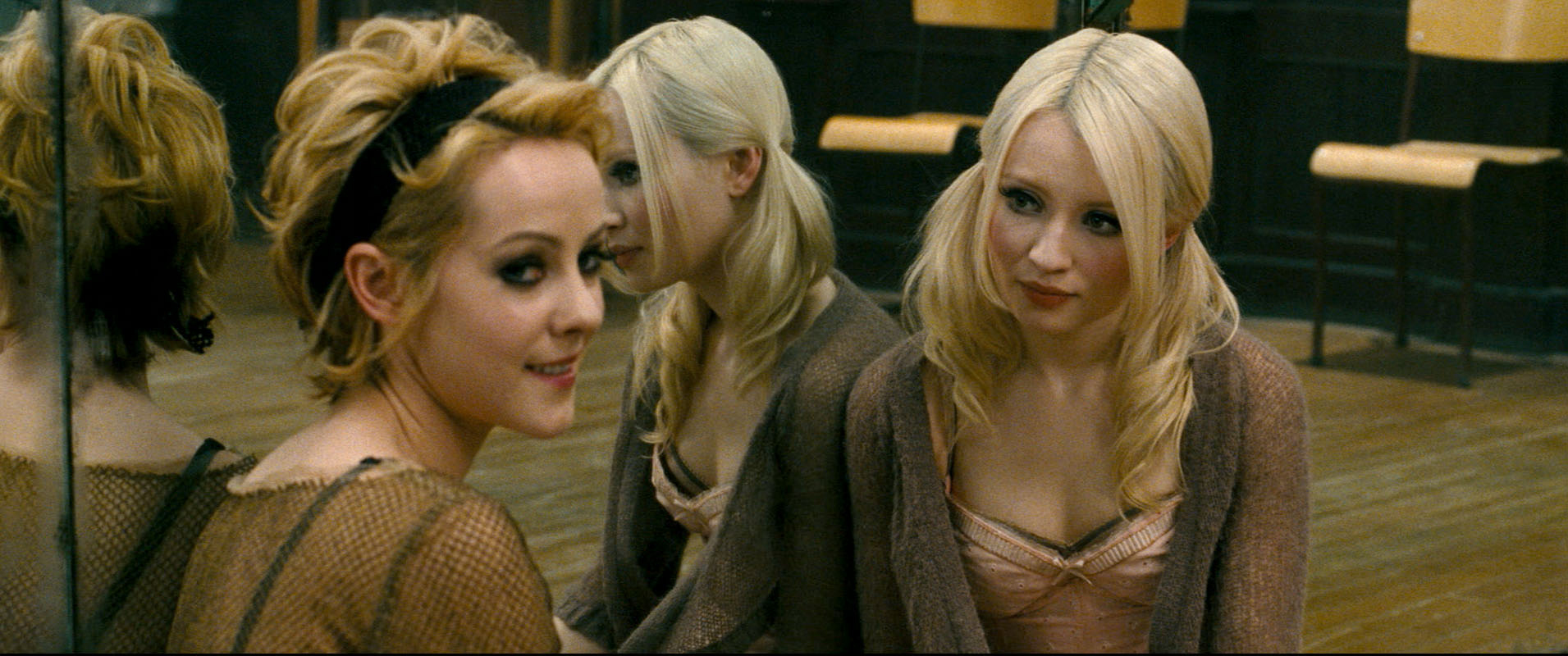 Still of Emily Browning and Jena Malone in Nelauktas smugis (2011)
