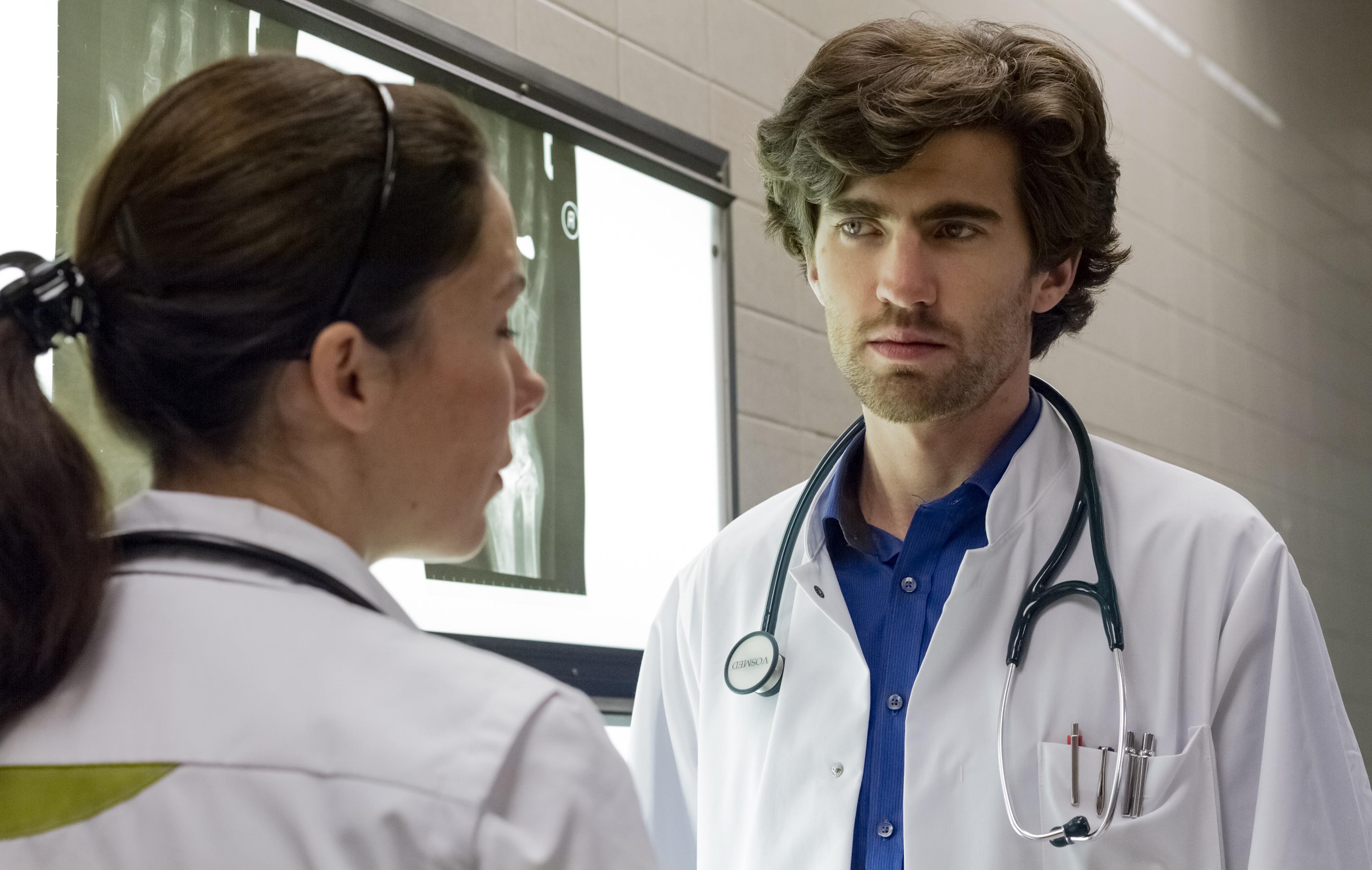 Still from Charlie, the Dutch remake of HBO's Nurse Jackie (2013)