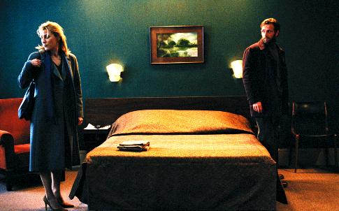 Still of Valeria Bruni Tedeschi and Stéphane Freiss in 5x2 (2004)