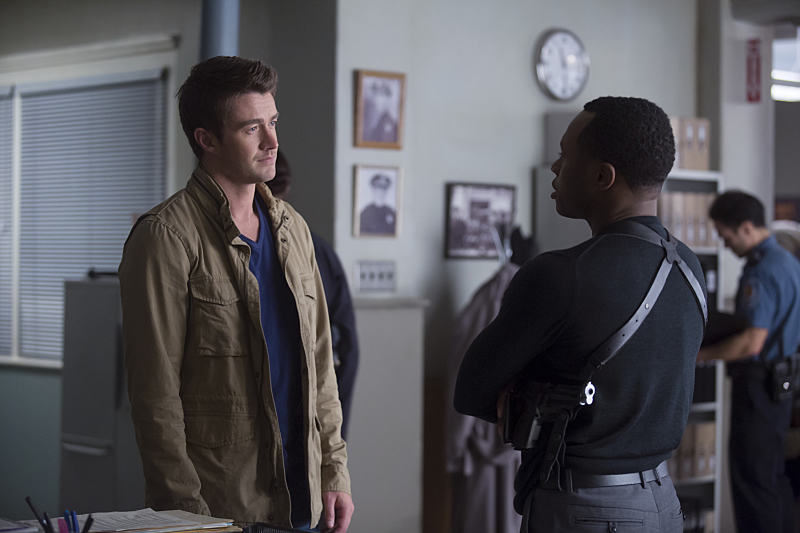Still of Robert Buckley and Malcolm Goodwin in iZombie (2015)