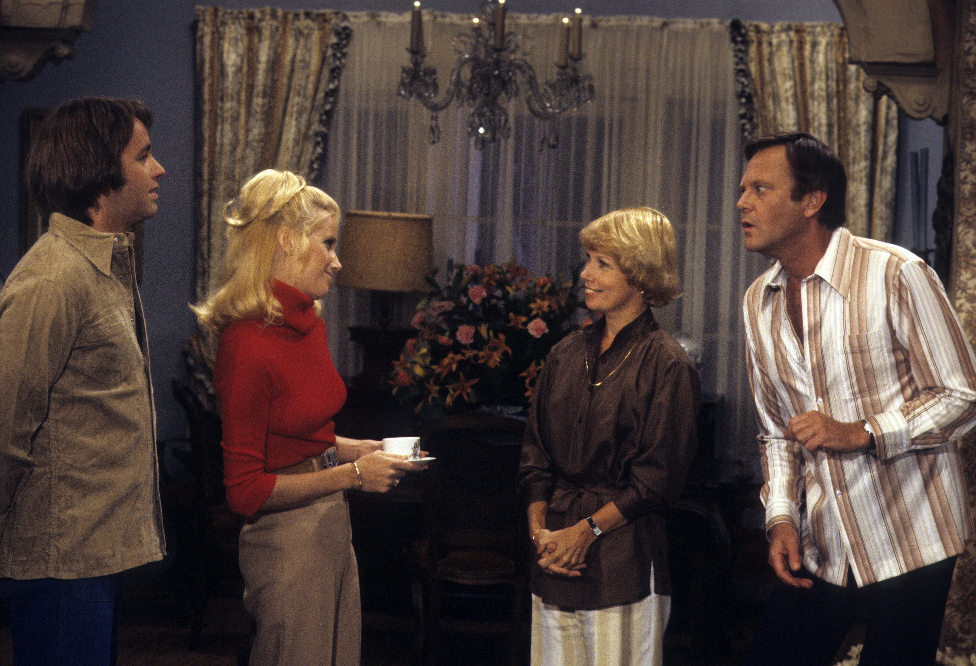 Still of John Ritter, Suzanne Somers, Joyce Bulifant and Dick Sargent in Three's Company (1977)