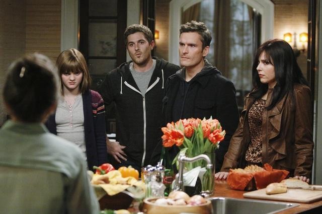 Still of Sally Field, Balthazar Getty, Cara Buono and Dave Annable in Brothers & Sisters (2006)