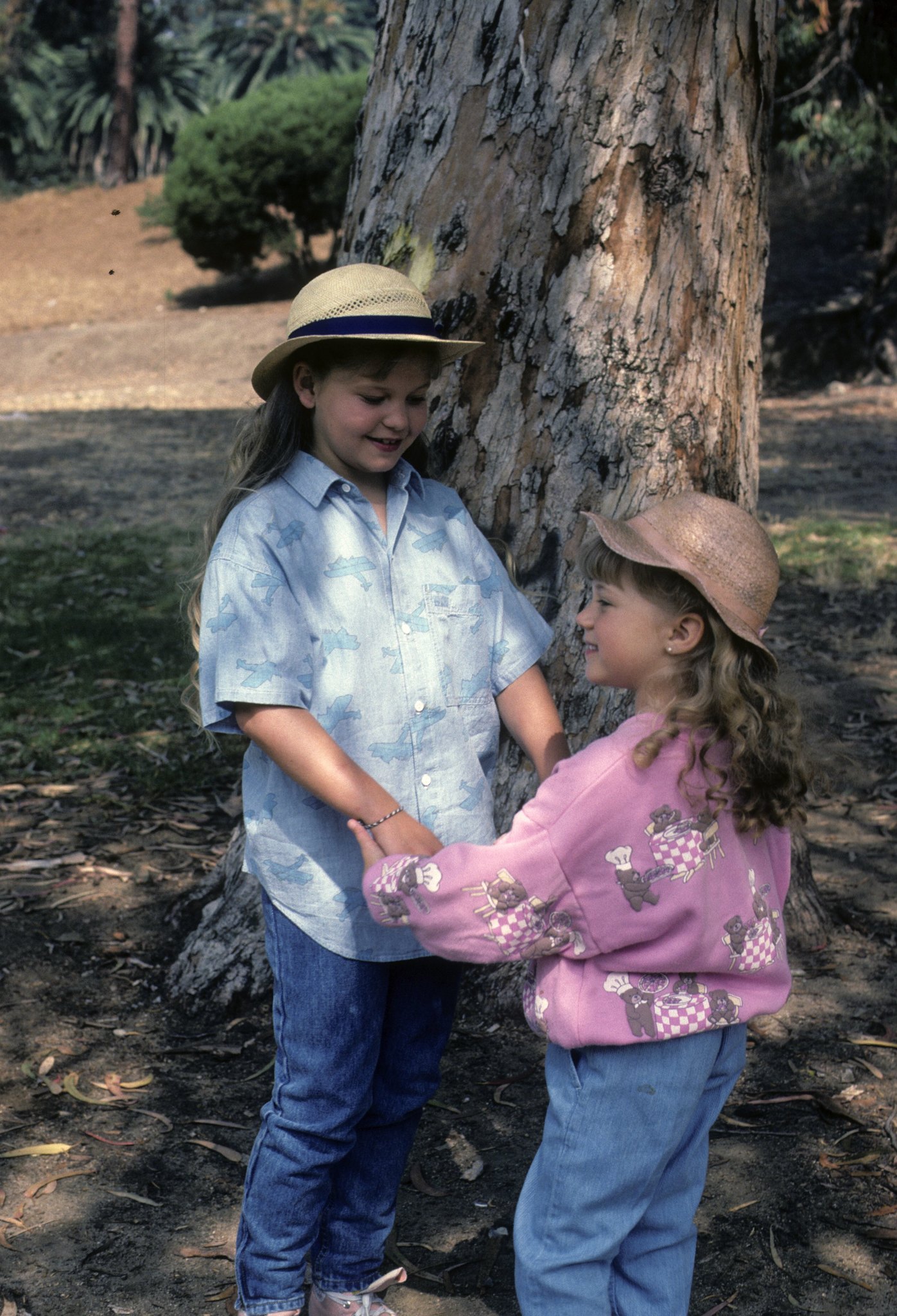 Still of Candace Cameron Bure and Jodie Sweetin in Full House (1987)