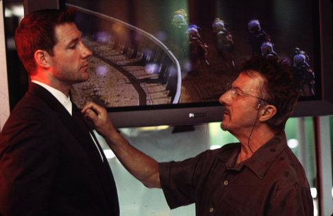 Still of Dustin Hoffman and Edward Burns in Confidence (2003)