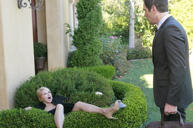 Still of Ellen Barkin and Ty Burrell in Moderni seima (2009)