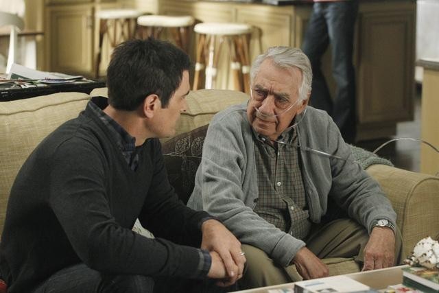 Still of Philip Baker Hall and Ty Burrell in Moderni seima (2009)