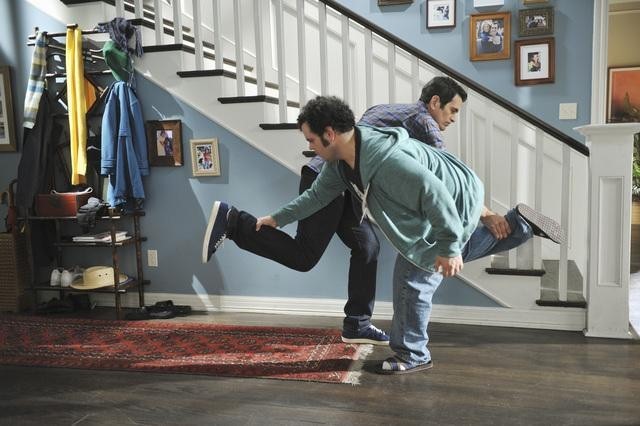 Still of Ty Burrell and Josh Gad in Moderni seima (2009)