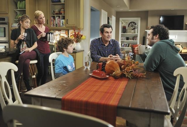 Still of Julie Bowen, Ty Burrell, Sarah Hyland, Josh Gad and Nolan Gould in Moderni seima (2009)