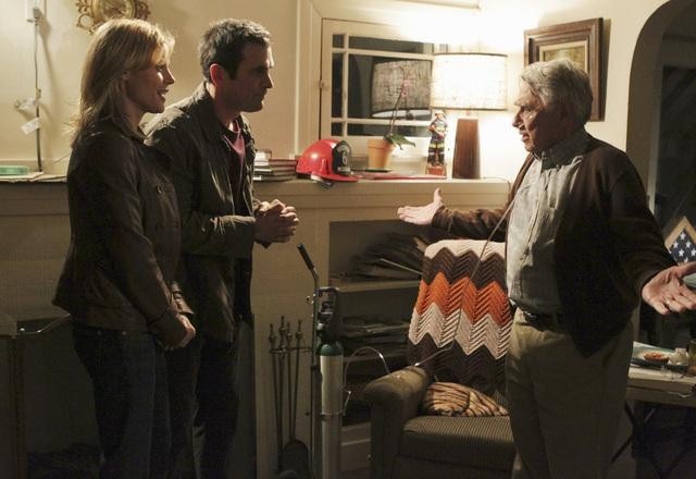 Still of Philip Baker Hall, Julie Bowen and Ty Burrell in Moderni seima (2009)